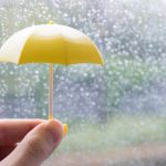 黄色の傘と雨模様の外