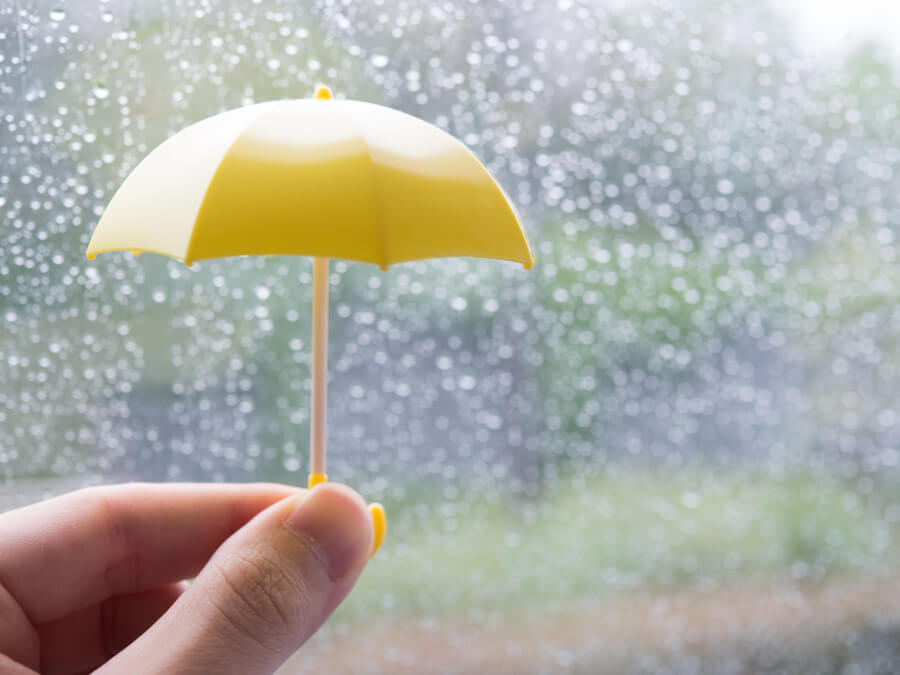 黄色の傘と雨模様の外
